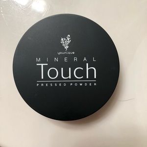 Younique Pressed Powder Foundation